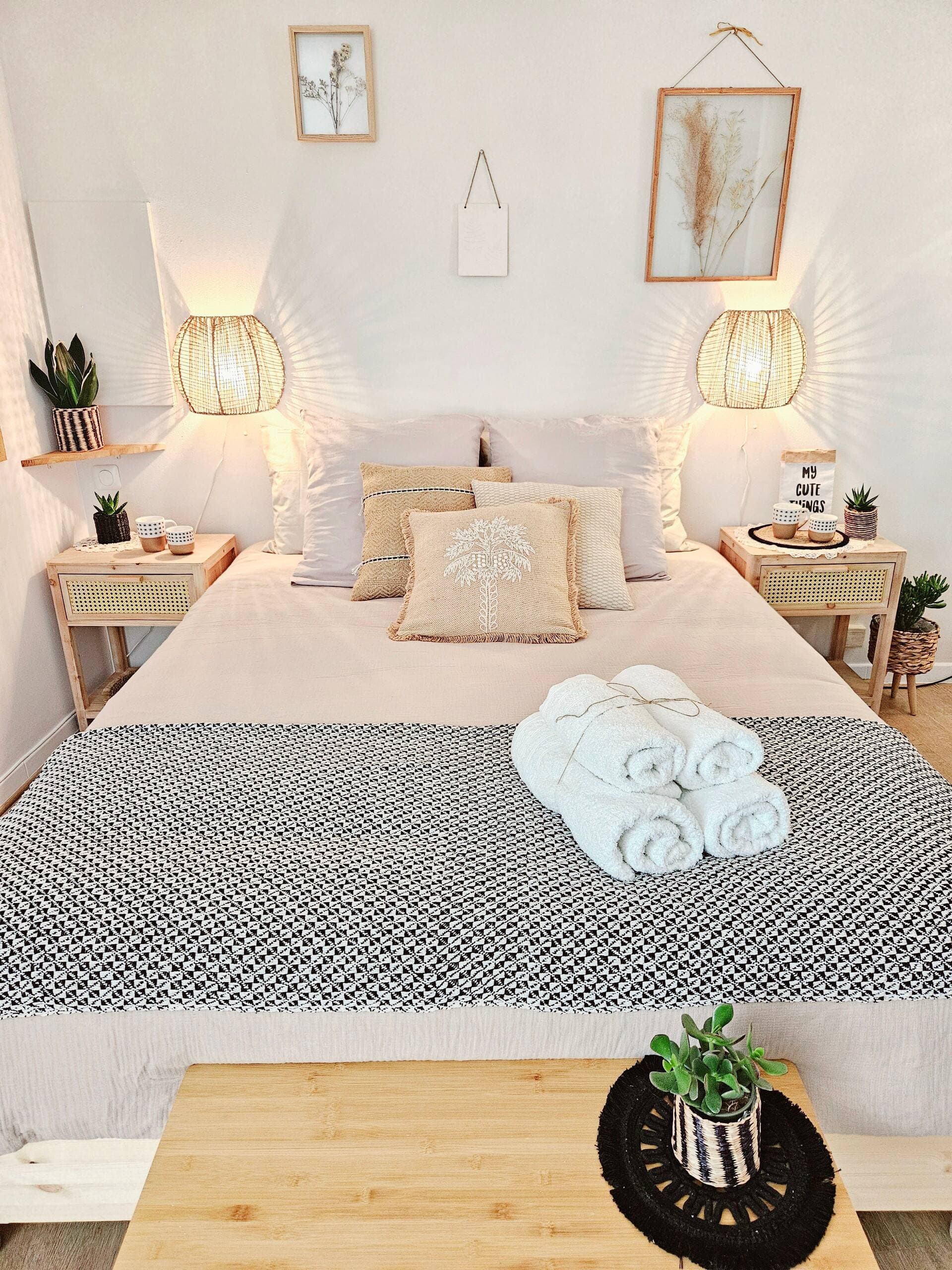 Lit Queen Size Confort 160x200. Interrupteur à côté du lit. Prises électriques, Eclairages et Tables de chevet de chaque côté du lit. Draps, Lits prêts à l'arrivée. Etagères de rangement. Lit Parapluie sur Demande