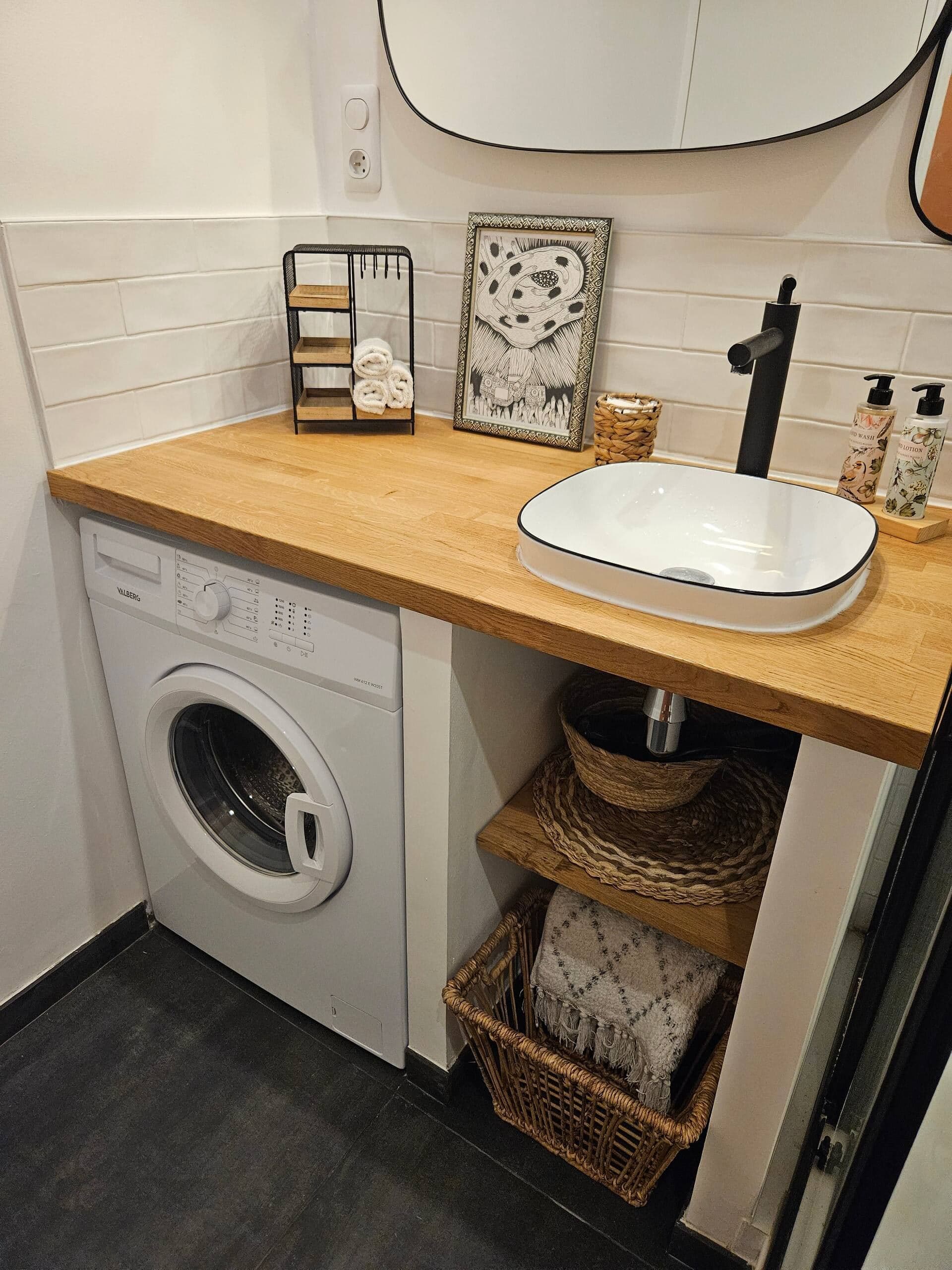 Machine à laver, Serviettes, Sèche-cheveux, Shampoing, Gel douche, Conditionner, Savon pour les mains, Crème pour les mains, Sèche-serviettes, Tapis, Cotons, fournitures de base