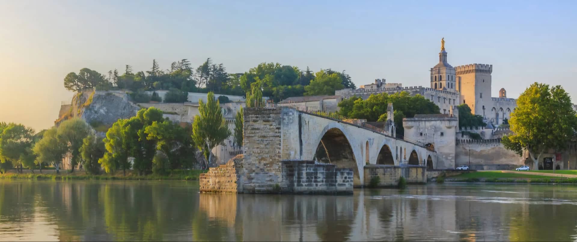 Le Pont Saint-Bénézet au-dessus du Rhône