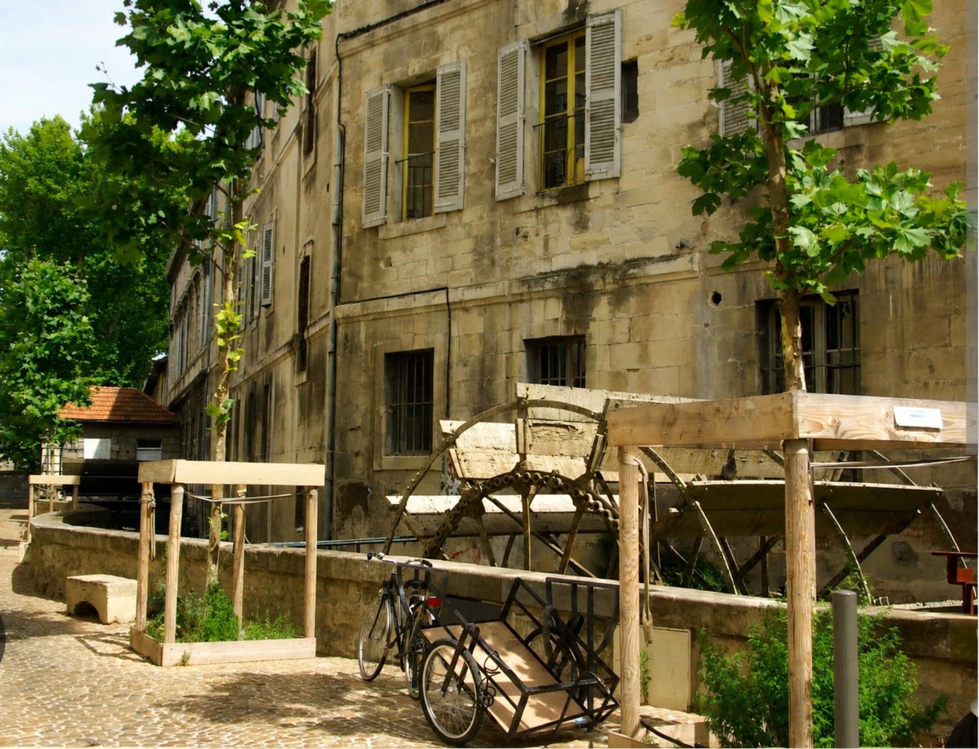 La rue des Teinturiers, pavée de galets, et ses roues à aube