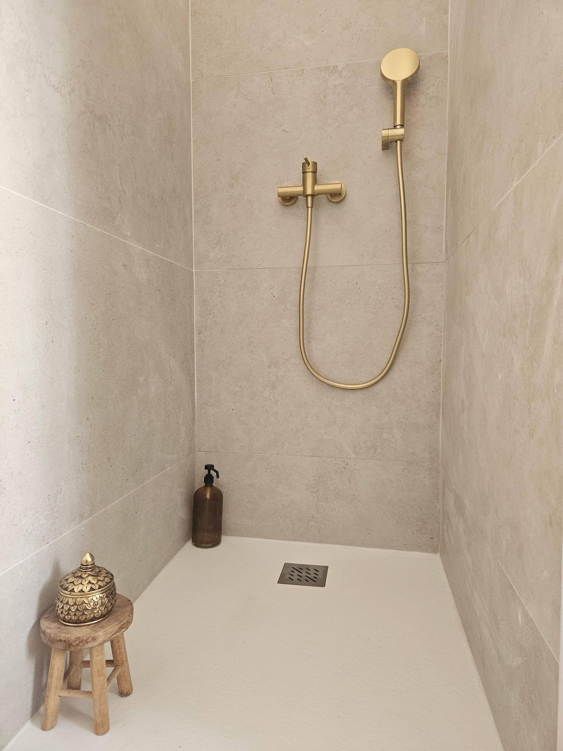 Salle d'eau intégrée et ouverte sur la chambre
