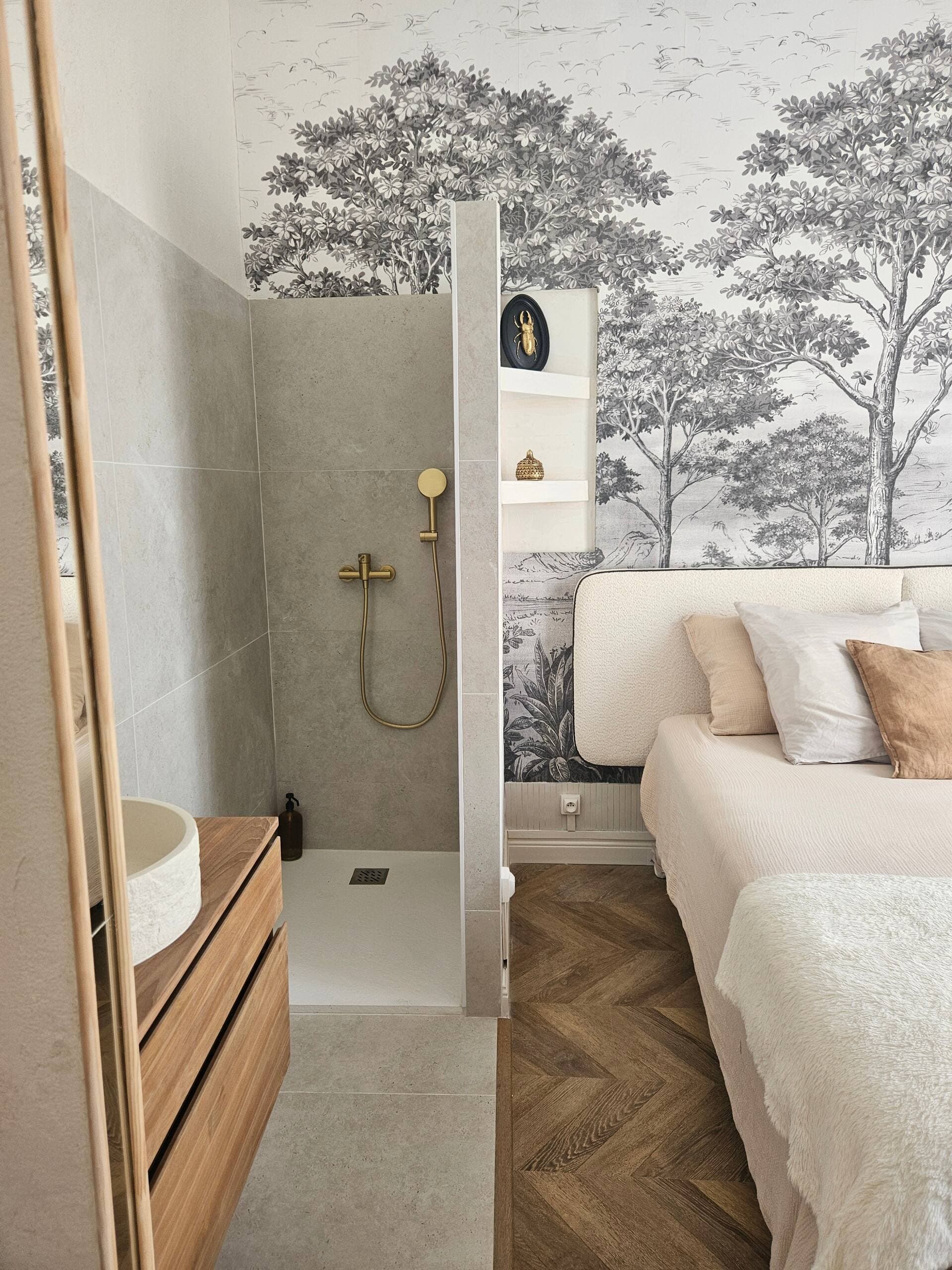 Salle d'eau intégrée et ouverte sur la chambre